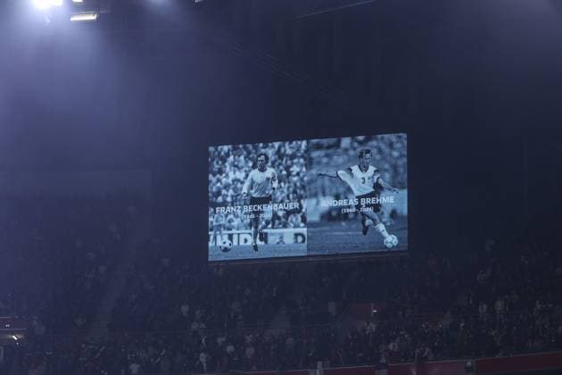 Fussball, UEFA Länderspiel Saison 2023 24 Freundschaftsspiel Frankreich - Deutschland 23.03.2024, Groupama Stadium Lyon Die Spieler bei einer Gedenkminute für die Verstorbenen Franz Beckenbauer und Andreas Brehme Lyon Groupama Stadium Frankreich
