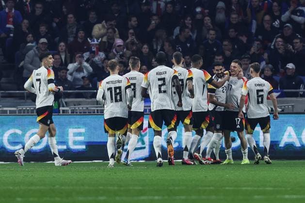 Fussball, UEFA Länderspiel Saison 2023 24 Freundschaftsspiel Frankreich - Deutschland 23.03.2024, Groupama Stadium Lyon Torjubel Deutschland nach dem Treffer zum 0-1 durch Toni Kroos (Deutschland, 8) die Spieler freuen sich Lyon Groupama Stadium Frankreich