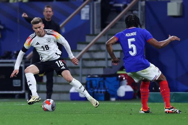 Fußball Länderspiel Frankreich - Deutschland am 23.03.2024 im Groupama Stadium in Lyon Maximilian Mittelstädt ( Deutschland ), links - Jules Kounde ( Frankreich ), rechts DFB regulations prohibit any use of photographs as image sequences and or quasi-video.