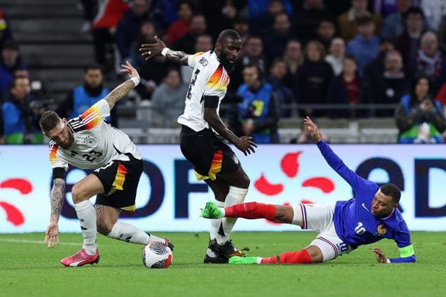 Fußball Länderspiel Frankreich - Deutschland am 23.03.2024 im Groupama Stadium in Lyon Robert Andrich ( Deutschland ), links - Antonio Rüdiger ( Deutschland ), mitte - Kylian Mbappe ( Frankreich ), rechts DFB regulations prohibit any use of photographs as image sequences and or quasi-video.