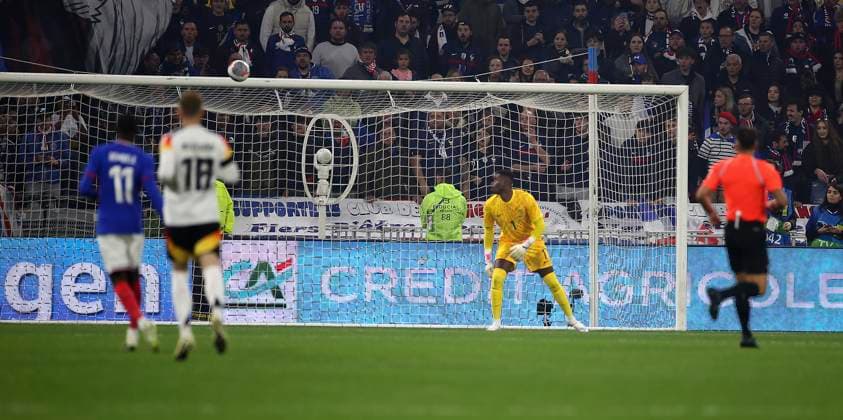 23.03.2024, Fussball Nationalteams Freundschaftsspiele 2024, Frankreich - Deutschland, im Groupama Stadium (Lyon, Frankreich). Torwart Brice Samba (Frankreich) kann dem Ball zum Tor von Florian Wirtz (nicht im Bild, Deutschland) nur noch nachsehen