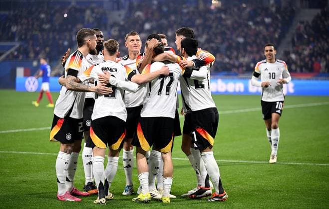 FUSSBALL INTERNATIONAL Testspiel in Lyon Frankreich - Deutschland 23.03.2023 Jubel, Jubeltraube nach dem Tor zum 0 - 1 durch den Torschuetzen Florian Wirtz (Deutschland) in der mitte Toni Kroos (Deutschland)