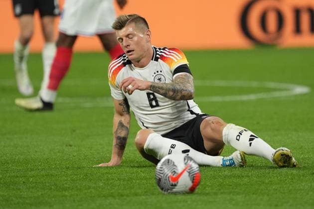 Toni Kroos (Deutschland Germany) niedergeschlagen - Lyon 23.03.2024: Frankreich vs. Deutschland, Groupama Stadium Lyon, Freundschaftspiel, Friendly