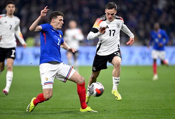 FUSSBALL INTERNATIONAL Testspiel in Lyon Frankreich - Deutschland 23.03.2023 Benjamin Pavard (li, Frankreich) gegen Florian Wirtz (re, Deutschland)