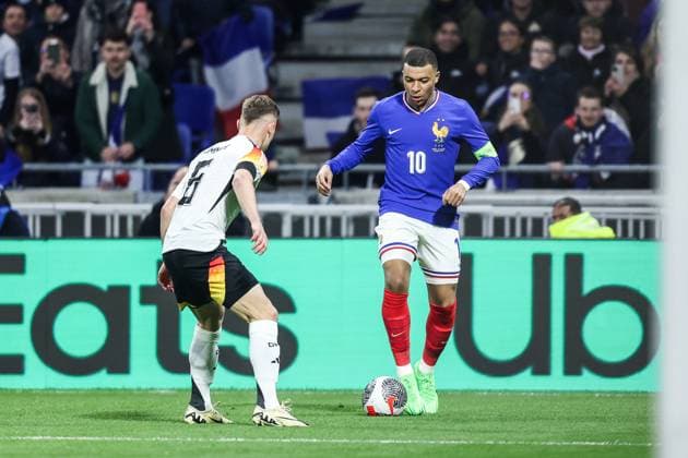 Fussball, UEFA Länderspiel Saison 2023 24 Freundschaftsspiel Frankreich - Deutschland 23.03.2024, Groupama Stadium Lyon Joshua Kimmich (Deutschland, 6) Kylian Mbappe (Frankreich, 10) Lyon Groupama Stadium Frankreich