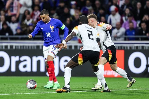 Fussball, UEFA Länderspiel Saison 2023 24 Freundschaftsspiel Frankreich - Deutschland 23.03.2024, Groupama Stadium Lyon Kylian Mbappe (Frankreich, 10) Antonio Rüdiger (Deutschland, 2) Joshua Kimmich (Deutschland, 6) Lyon Groupama Stadium Frankreich