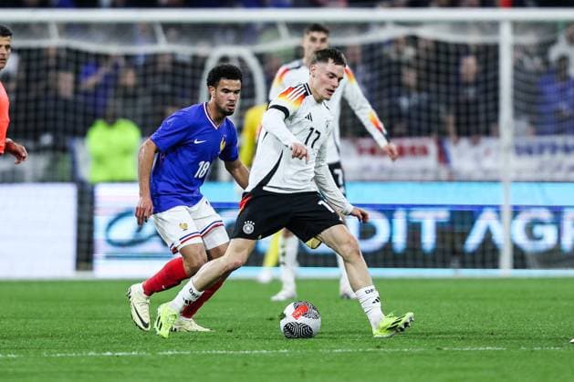 Fussball, UEFA Länderspiel Saison 2023 24 Freundschaftsspiel Frankreich - Deutschland 23.03.2024, Groupama Stadium Lyon Warren Zaire-Emery (Frankreich, 18) Florian Wirtz (Deutschland, 17) Lyon Groupama Stadium Frankreich