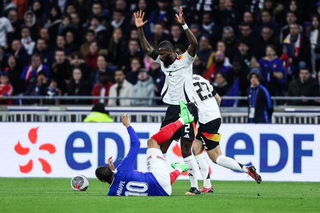Fussball, UEFA Länderspiel Saison 2023 24 Freundschaftsspiel Frankreich - Deutschland 23.03.2024, Groupama Stadium Lyon Kylian Mbappe (Frankreich, 10) Antonio Rüdiger (Deutschland, 2) Lyon Groupama Stadium Frankreich