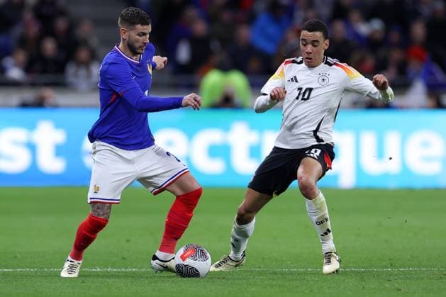 Fußball Länderspiel Frankreich - Deutschland am 23.03.2024 im Groupama Stadium in Lyon Lucas Hernandez ( Frankreich ), links - Jamal Musiala ( Deutschland ), rechts DFB regulations prohibit any use of photographs as image sequences and or quasi-video.