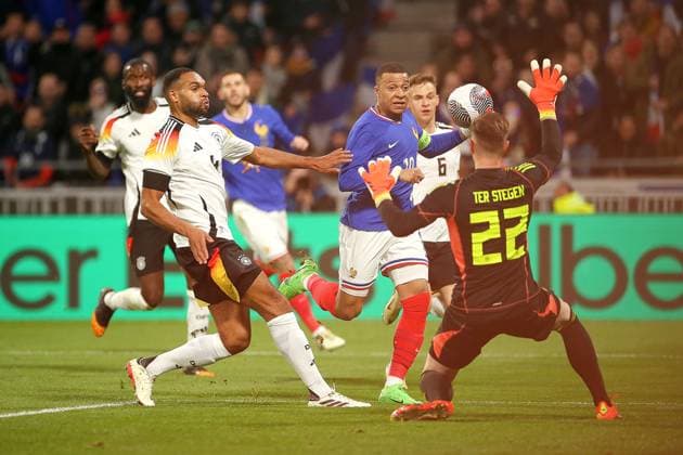 Lyon , Fußball Länderspiel Frankreich vs. Deutschland , (L-R) Jonathan Tah (Deutschland) , Kylian Mbappe (Frankreich) , Torwart Marc-Andre ter Stegen (Deutschland) Gemäß den Vorgaben des DFB Deutscher Fußball Bund ist es untersagt, in dem Stadion und oder vom Spiel angefertigte Fotoaufnahmen in Form von Sequenzbildern und oder videoähnlichen Fotostrecken zu verwerten bzw. verwerten zu lassen.