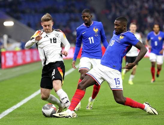 Lyon , Fußball Länderspiel Frankreich vs. Deutschland , (L-R) Maximilian Mittelstädt (Deutschland) , Ousmane Dembele (Frankreich) , Marcus Thuram (Frankreich) Gemäß den Vorgaben des DFB Deutscher Fußball Bund ist es untersagt, in dem Stadion und oder vom Spiel angefertigte Fotoaufnahmen in Form von Sequenzbildern und oder videoähnlichen Fotostrecken zu verwerten bzw. verwerten zu lassen.