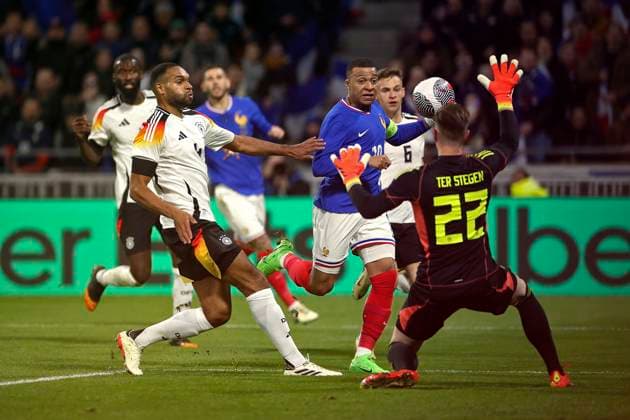 23.03.2024, Fussball Nationalteams Freundschaftsspiele 2024, Frankreich - Deutschland, im Groupama Stadium (Lyon, Frankreich). v.li: Jonathan Tah (Deutschland), Kylian Mbappe (Frankreich), Torwart Marc-Andre ter Stegen (Deutschland)