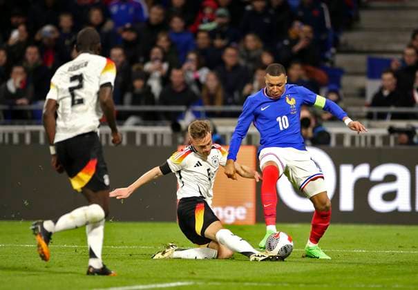 23.03.2024, Fussball Nationalteams Freundschaftsspiele 2024, Frankreich - Deutschland, im Groupama Stadium (Lyon, Frankreich). v.li: Josua Kimmich (Deutschland) gegen Kylian Mbappe (Frankreich).