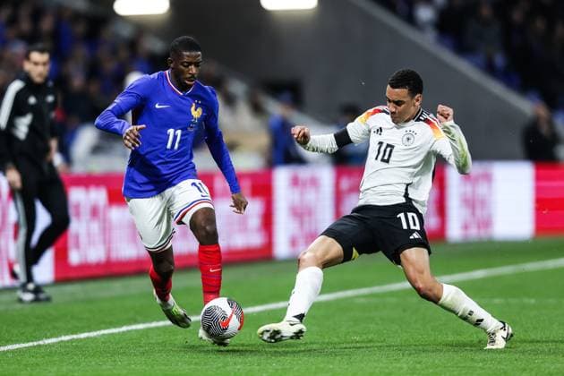 Fussball, UEFA Länderspiel Saison 2023 24 Freundschaftsspiel Frankreich - Deutschland 23.03.2024, Groupama Stadium Lyon Ousmane Bembele (Frankreich, 11) Jamal Musiala (Deutschland, 10) Lyon Groupama Stadium Frankreich