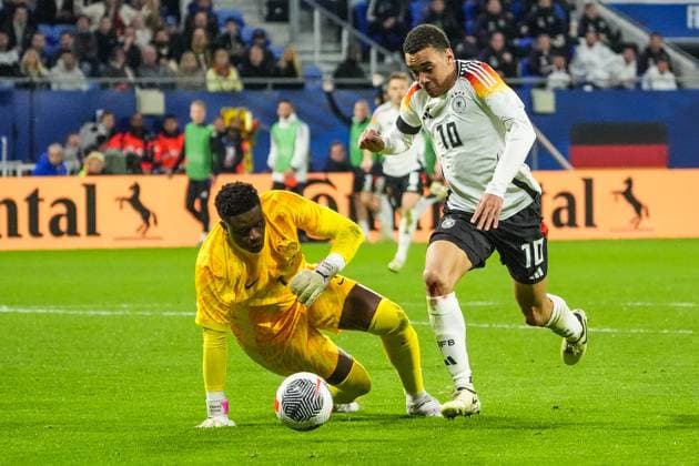 Jamal Musiala (Deutschland Germany)spielt Torwart Goalie Brice Samba (Frankreich, France) aus und leitet das 0:2 ein - Lyon 23.03.2024: Frankreich vs. Deutschland, Groupama Stadium Lyon, Freundschaftspiel, Friendly
