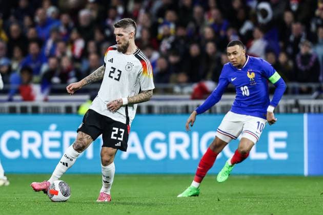 Fussball, UEFA Länderspiel Saison 2023 24 Freundschaftsspiel Frankreich - Deutschland 23.03.2024, Groupama Stadium Lyon Robert Andrich (Deutschland, 23) Kylian Mbappe (Frankreich, 10) Lyon Groupama Stadium Frankreich