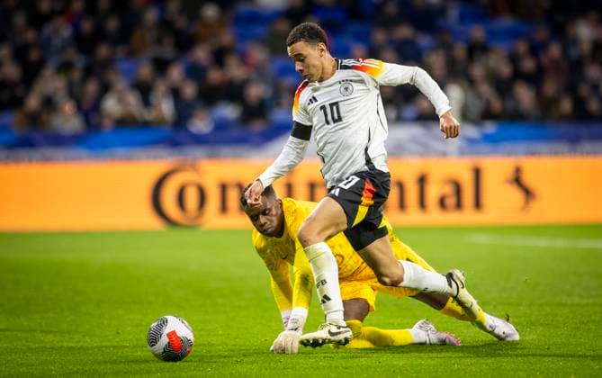 Lyon, France. 23rd Mar 2024. Jamal Musiala (Deutschland) bereitet dasTor zum 0:2 gegen Torwart Brice Samba (FRA) vor Frankreich - Deutschland France - Germany 23.03.2024