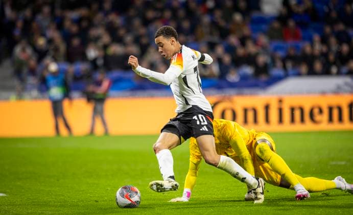 Lyon, France. 23rd Mar 2024. Jamal Musiala (Deutschland) bereitet dasTor zum 0:2 gegen Torwart Brice Samba (FRA) vor Frankreich - Deutschland France - Germany 23.03.2024