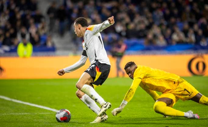 Lyon, France. 23rd Mar 2024. Jamal Musiala (Deutschland) bereitet dasTor zum 0:2 gegen Torwart Brice Samba (FRA) vor Frankreich - Deutschland France - Germany 23.03.2024