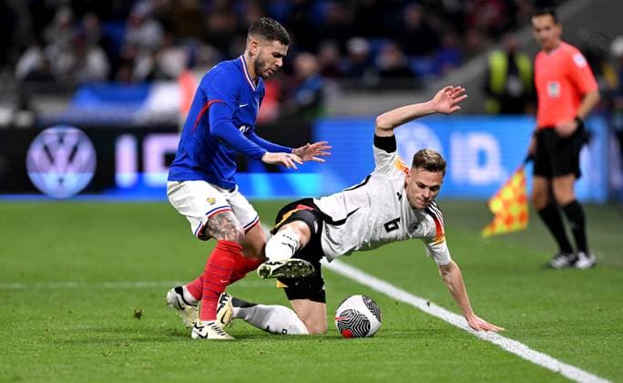 FUSSBALL INTERNATIONAL Testspiel in Lyon Frankreich - Deutschland 23.03.2023 Lucas Hernandez (li, Frankreich) gegen Joshua Kimmich (re, Deutschland)