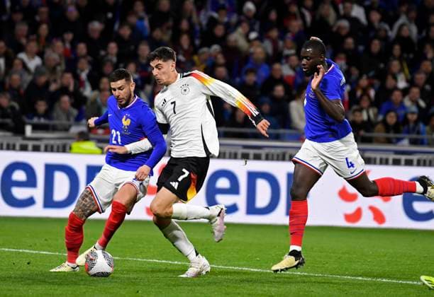 23.03.2024, Fussball Nationalteams Freundschaftsspiele 2024, Frankreich - Deutschland, im Groupama Stadium (Lyon, Frankreich). v.li: Lucas Hernandez (Frankreich) gegen Kai Havertz (Deutschland)