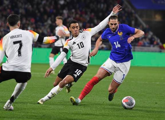 23.03.2024, Fussball Nationalteams Freundschaftsspiele 2024, Frankreich - Deutschland, im Groupama Stadium (Lyon, Frankreich). Jamal Musiala (Deutschland) gegen Adrien Rabiot (Frankreich)
