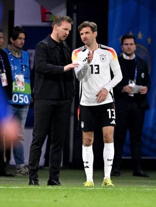 FUSSBALL INTERNATIONAL Testspiel in Lyon Frankreich - Deutschland 23.03.2023 Bundestrainer Julian Nagelsmann (li, Deutschland) wechselt ein, Thomas Mueller (re, Deutschland) Einwechslung