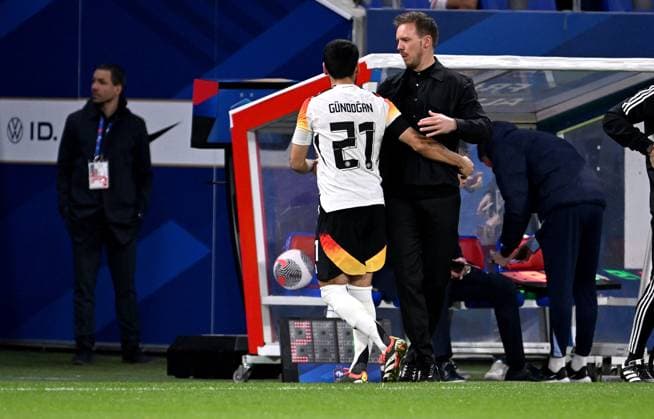 FUSSBALL INTERNATIONAL Testspiel in Lyon Frankreich - Deutschland 23.03.2023 Bundestrainer Julian Nagelsmann (re, Deutschland) wechselt aus, Ilkay Guendogan (Deutschland) Auswechslung