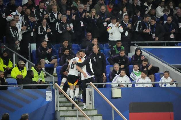 Toni Kroos (Deutschland Germany) wird ausgewechselt und bekommt auf der Bank Applaus und Standing Ovations - Lyon 23.03.2024: Frankreich vs. Deutschland, Groupama Stadium Lyon, Freundschaftspiel, Friendly