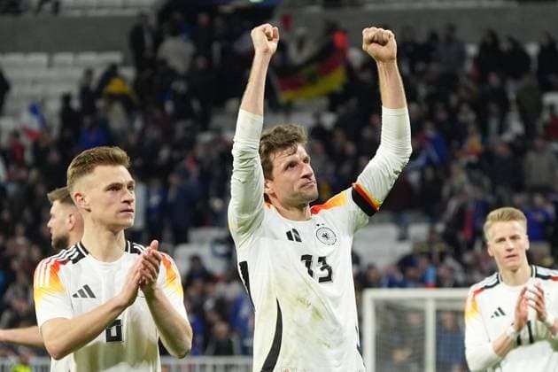 Joshua Kimmich (Deutschland Germany) und Thomas Müller (Deutschland Germany) jubeln und bedanken sich bei den mitgereisten Fans - Lyon 23.03.2024: Frankreich vs. Deutschland, Groupama Stadium Lyon, Freundschaftspiel, Friendly
