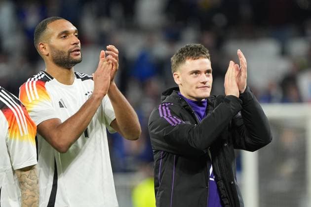 Jonathan Tah (Deutschland Germany) und Florian Wirtz (Deutschland Germany) bedanken sich bei den Fans - Lyon 23.03.2024: Frankreich vs. Deutschland, Groupama Stadium Lyon, Freundschaftspiel, Friendly