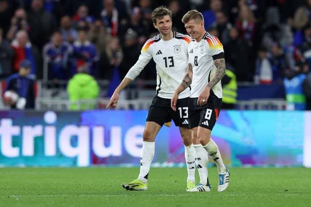 Fußball Länderspiel Frankreich - Deutschland am 23.03.2024 im Groupama Stadium in Lyon Thomas Müller ( Deutschland ), links - Toni Kroos ( Deutschland ), rechts DFB regulations prohibit any use of photographs as image sequences and or quasi-video.
