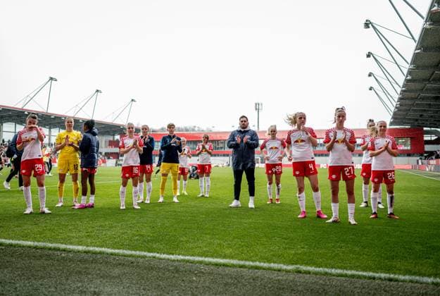 Leipzigs Spielerinnen und Cheftrainer Trainer Coach Saban Uzun danken den Fans. Fussball 1. Frauen Bundesliga, 16. Spieltag: FC Bayern Muenchen - RB Leipzig 5:0. 16. Maerz: FC Bayern Campus, Muenchen. FC Bayern Muenchen - RB Leipzig 5:0