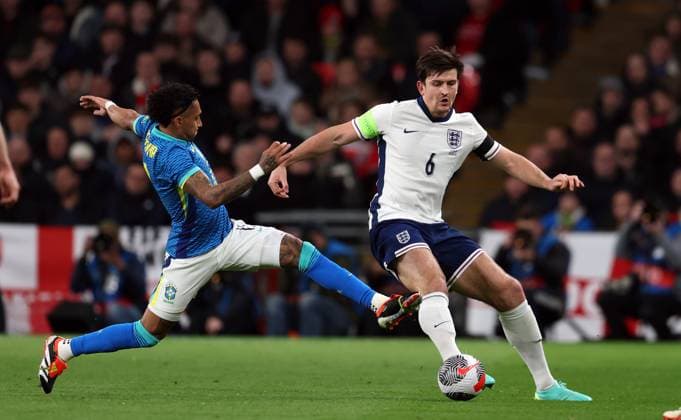 Harry Maguire of England with Raphinha of Brazil England v Brazil - International Friendly, Länderspiel, Nationalmannschaft Football, Wembley Stadium. UK. 23 MAR 2024 Editorial use only  Copyright: xJASONPIX Shutterstockx 14399594bd