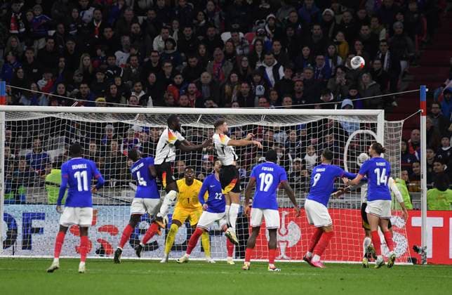 23.03.2024, Fussball Nationalteams Freundschaftsspiele 2024, Frankreich - Deutschland, im Groupama Stadium (Lyon, Frankreich). li: Waldemar Anton (Stuttgart) Kopfball