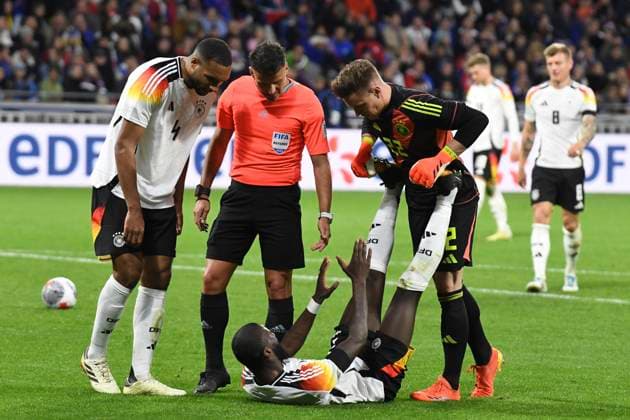 23.03.2024, Fussball Nationalteams Freundschaftsspiele 2024, Frankreich - Deutschland, im Groupama Stadium (Lyon, Frankreich). Antonio Rüdiger (Deutschland) mit Wadenkrampf behandelt von Torwart Marc-Andre ter Stegen (Deutschland) li: Jonathan Tah (Deutschland)