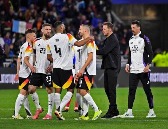 23.03.2024, Fussball Nationalteams Freundschaftsspiele 2024, Frankreich - Deutschland, im Groupama Stadium (Lyon, Frankreich). Gute Laune nach dem Spiel bei v.li: Josua Kimmich (Deutschland), Jonathan Tah (Deutschland), Chris Jan Führich (Deutschland), Waldemar Anton (Deutschland), Trainer Julian Nagelsmann (Deutschland), Co-Trainer Sandro Wagner (Deutschland)