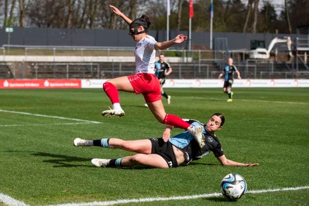 GOOGLE PIXEL Frauen-Bundesliga: 1. FC Köln - 1. FC Nürnberg, 23.03.2024 Manjou Wilde (1. FC Köln, 7) im Zweikampf mit Lara Schmidt (1. FC Nürnberg, 27). GOOGLE PIXEL Frauen-Bundesliga, 1. FC Köln - 1. FC Nürnberg, 17. Spieltag, am 23.03.2024, Franz-Kremer-Stadion, Köln DFL regulations prohibit any use of photographs as image sequences and or quasi-video Copyright: xBEAUTIFULxSPORTS Meuselx