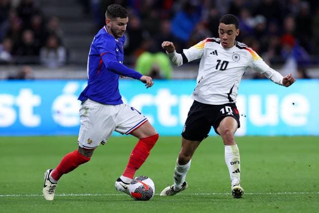 Fußball Länderspiel Frankreich - Deutschland am 23.03.2024 im Groupama Stadium in Lyon Lucas Hernandez ( Frankreich ), links - Jamal Musiala ( Deutschland ), rechts DFB regulations prohibit any use of photographs as image sequences and or quasi-video.