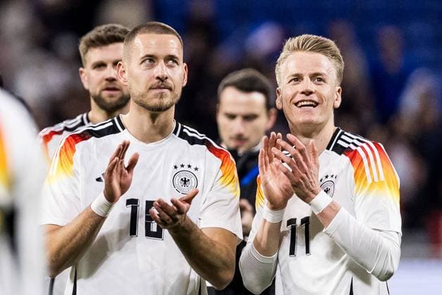 UEFA Freundschaftsspiel: Frankreich - Deutschland; 23.03.2024 Waldemar Anton (Deutschland, 16), Chris Führich (Deutschland, 11) applaudieren Richtung Fans UEFA Freundschaftsspiel: Frankreich - Deutschland, Lyon, Groupama Stadium am 23.03.2024 *** UEFA friendly match France Germany 23 03 2024 Waldemar Anton Germany, 16 , Chris Führich Germany, 11 applaud towards fans UEFA friendly match France Germany, Lyon, Groupama Stadium on 23 03 2024 Copyright: xBEAUTIFULxSPORTS Wunderlx