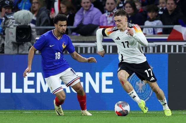 Fußball Länderspiel Frankreich - Deutschland am 23.03.2024 im Groupama Stadium in Lyon Warren Zaire-Emery ( Frankreich ), links - Florian Wirtz ( Deutschland ), rechts DFB regulations prohibit any use of photographs as image sequences and or quasi-video.