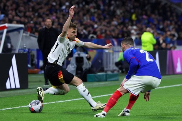 Fußball Länderspiel Frankreich - Deutschland am 23.03.2024 im Groupama Stadium in Lyon Joshua Kimmich ( Deutschland ), links - Lucas Hernandez ( Frankreich ), rechts DFB regulations prohibit any use of photographs as image sequences and or quasi-video.