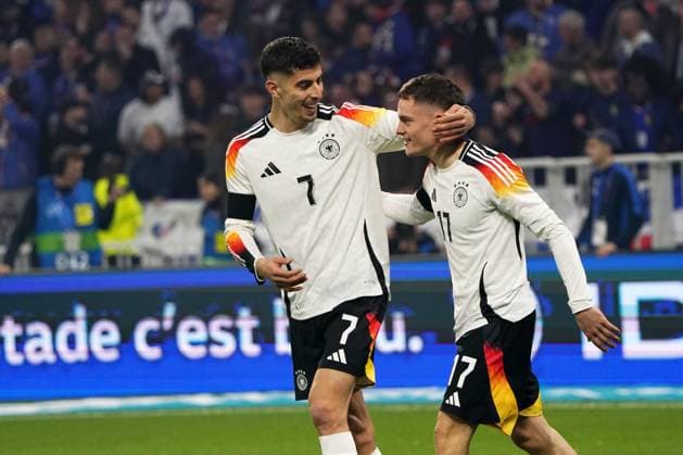 Fussball, Freundschaftsspiel, Länderspiel, Testspiel, Frankreich-Deutschland, 23.03.2024, Groupama Stadium Lyon Kai Havertz, Florian Wirtz. beide Deutschland, jubeln