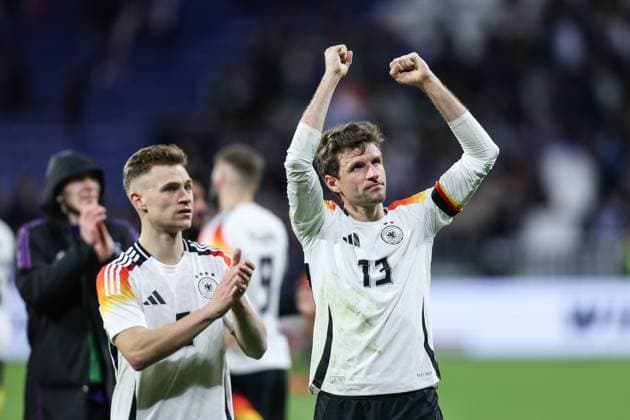 Fussball, UEFA Länderspiel Saison 2023 24 Freundschaftsspiel Frankreich - Deutschland 23.03.2024, Groupama Stadium Lyon Joshua Kimmich (Deutschland, 6) Thomas Müller (Deutschland, 13) Lyon Groupama Stadium Frankreich