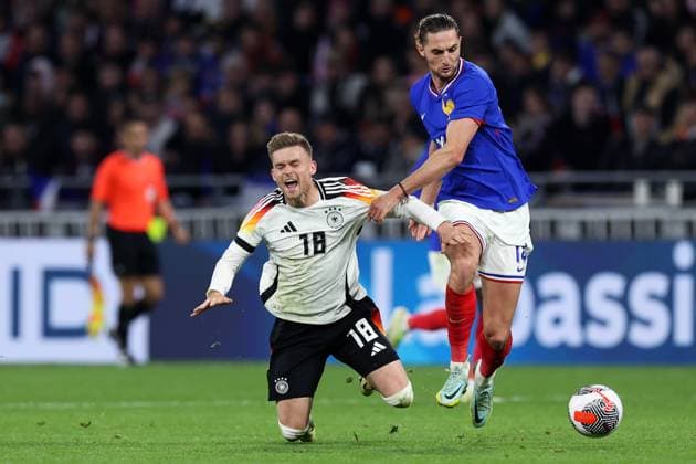 Fußball Länderspiel Frankreich - Deutschland am 23.03.2024 im Groupama Stadium in Lyon Maximilian Mittelstädt ( Deutschland ), links - Adrien Rabiot ( Frankreich ), rechts DFB regulations prohibit any use of photographs as image sequences and or quasi-video.
