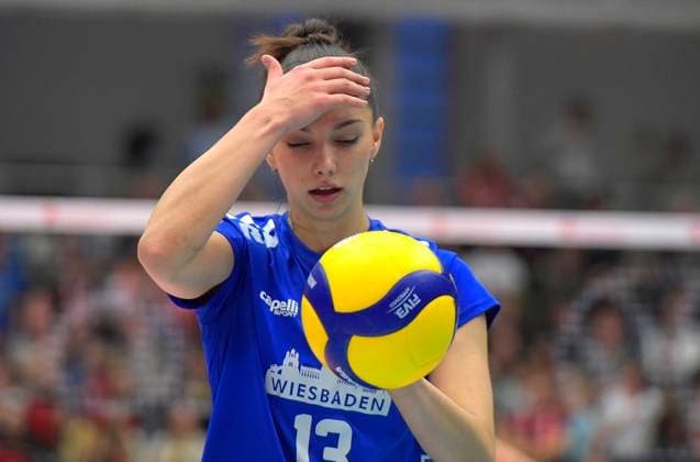 23.03.2024, Wiesbadens Milana Bozic am Ball, Volleyball, Bundesliga, play off Viertelfinale, Dresdner SC - VC Wiesbaden 2:3, Dresden Sachsen