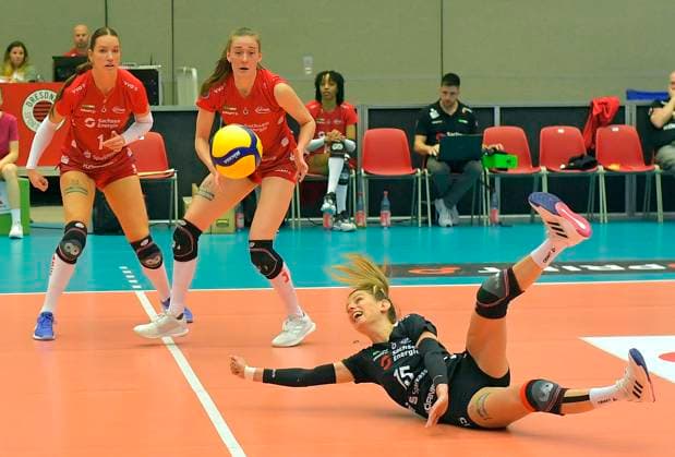 23.03.2024, Annahme Dresdens Aleksandra Jegdic, hinten Pia Timmer und Dresdens Sarah Straube, Volleyball, Bundesliga, play off Viertelfinale, Dresdner SC - VC Wiesbaden 2:3, Dresden Sachsen