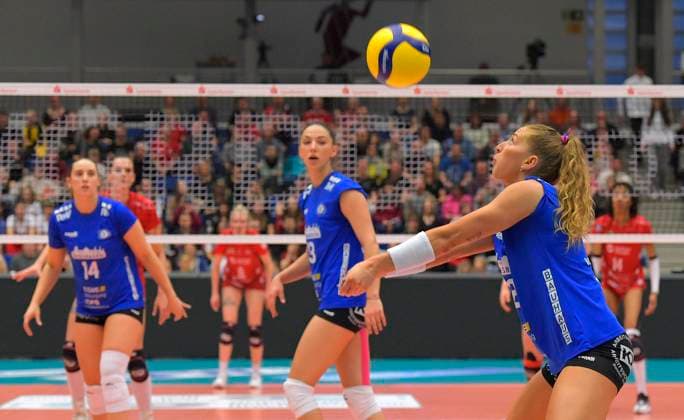 23.03.2024, Wiesbadens Jaidyn Blanchfield bei der Annahme, Volleyball, Bundesliga, play off Viertelfinale, Dresdner SC - VC Wiesbaden 2:3, Dresden Sachsen