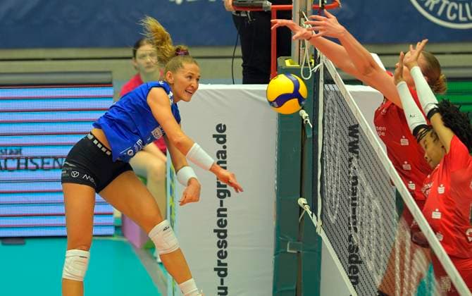 23.03.2024, Wiesbadens Jaidyn Blanchfield scheitert am Dresdner Block, Volleyball, Bundesliga, play off Viertelfinale, Dresdner SC - VC Wiesbaden 2:3, Dresden Sachsen