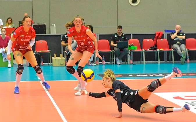 23.03.2024, Annahme Dresdens Aleksandra Jegdic, hinten Pia Timmer und Dresdens Sarah Straube, Volleyball, Bundesliga, play off Viertelfinale, Dresdner SC - VC Wiesbaden 2:3, Dresden Sachsen